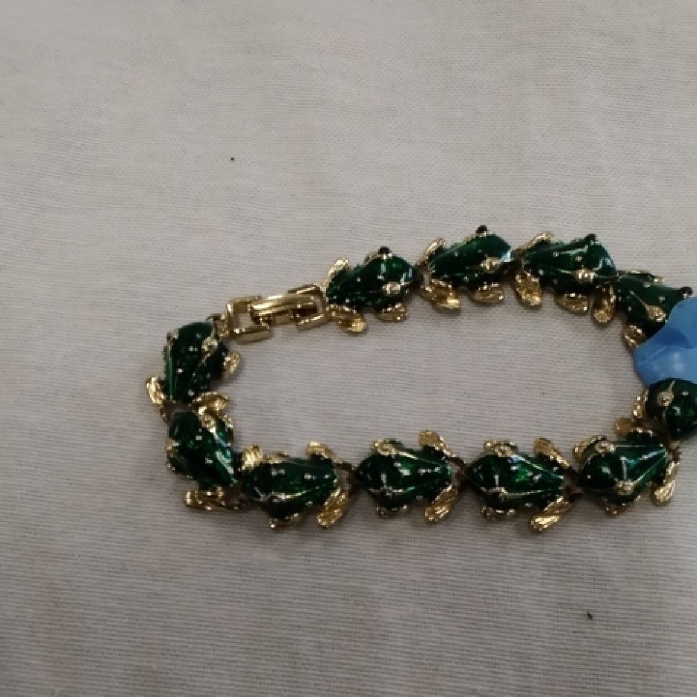 Women's Elegant Green Frog Bracelet